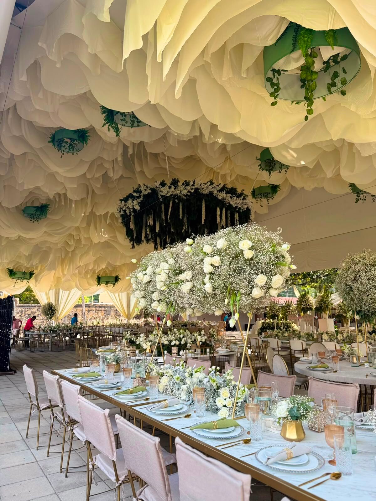 Montaje floral suspendido para una celebración